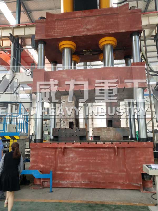 1600噸四柱液壓機(jī)生產(chǎn)現(xiàn)場圖