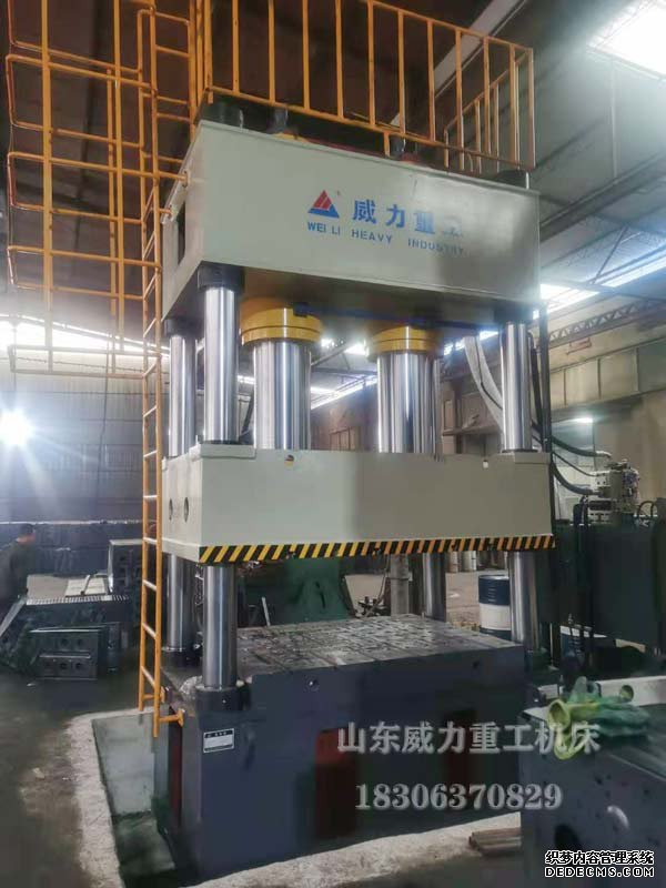 800噸四柱液壓墊拉伸液壓機客戶現場圖